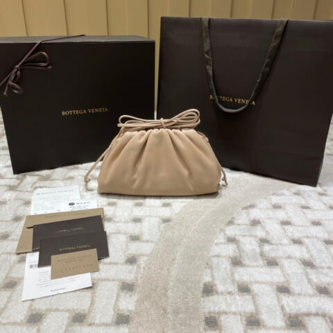 Bottega Veneta 𝙏𝙃𝙀 𝙈𝙄𝙉𝙄 𝙋𝙊𝙐𝘾𝙃 22CM 云朵包 585852奶茶色