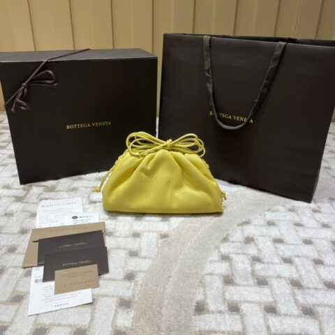 Bottega Veneta 𝙏𝙃𝙀 𝙈𝙄𝙉𝙄 𝙋𝙊𝙐𝘾𝙃 22CM 云朵包 585852蛋黄色