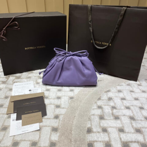 Bottega Veneta 𝙏𝙃𝙀 𝙈𝙄𝙉𝙄 𝙋𝙊𝙐𝘾𝙃 22CM 云朵包 585852薰衣草紫