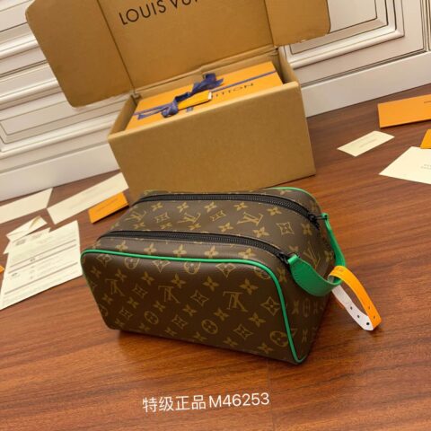 M46253 LV DOPP KIT 盥洗袋