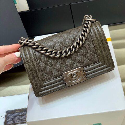 CHANEL 经典款之Leboy 20CM BAG A67085军绿色鱼子酱牛皮/银扣