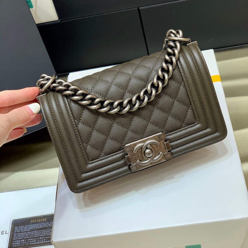 CHANEL 经典款之Leboy 20CM BAG A67085军绿色鱼子酱牛皮/银扣