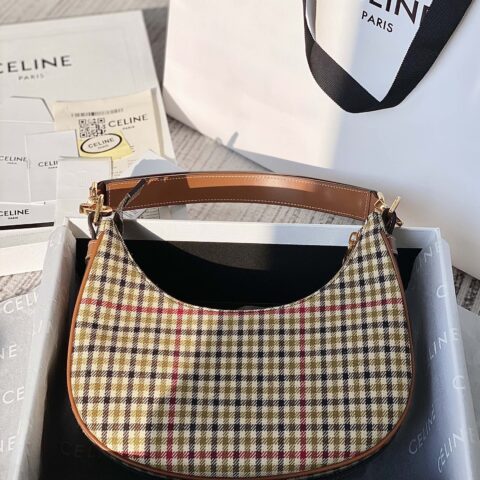 CELINE赛琳半月形全新AVA STRAP手袋193953