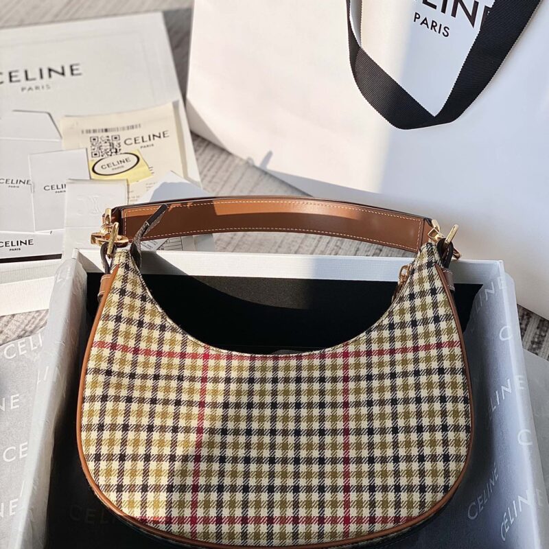 CELINE赛琳半月形全新AVA STRAP手袋193953