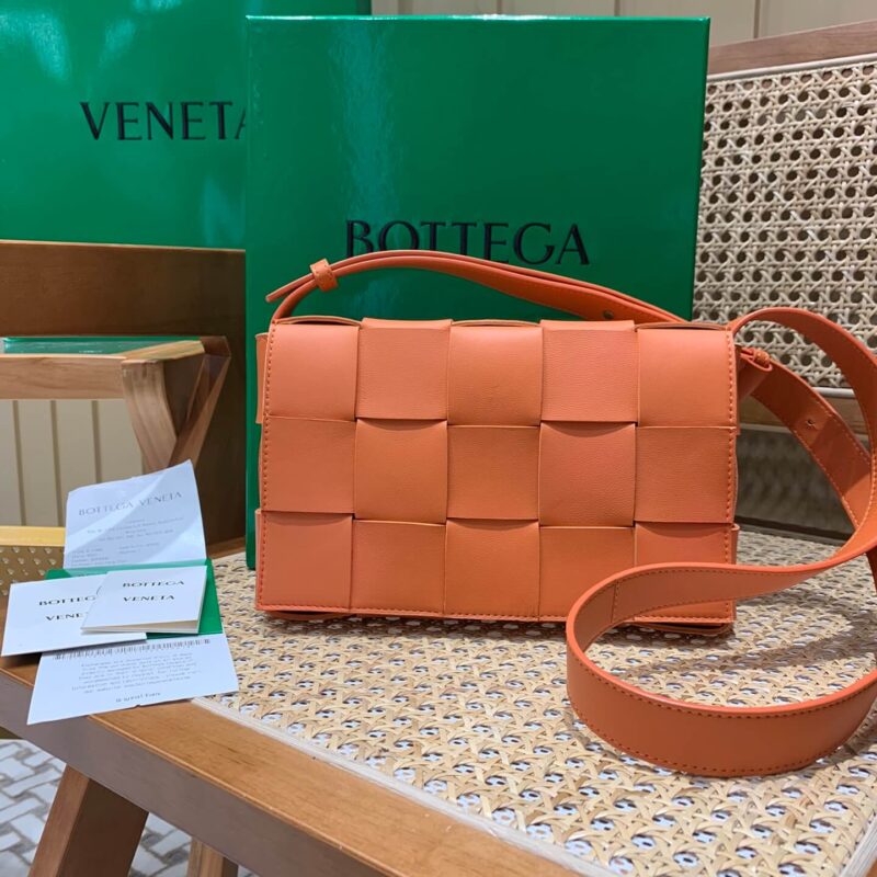 Bottega Veneta CASSETTE 23CM 编织皮革方盒斜挎包 578004亮橙色
