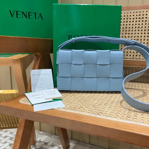 Bottega Veneta CASSETTE 23CM 编织皮革方盒斜挎包 578004冰蓝色