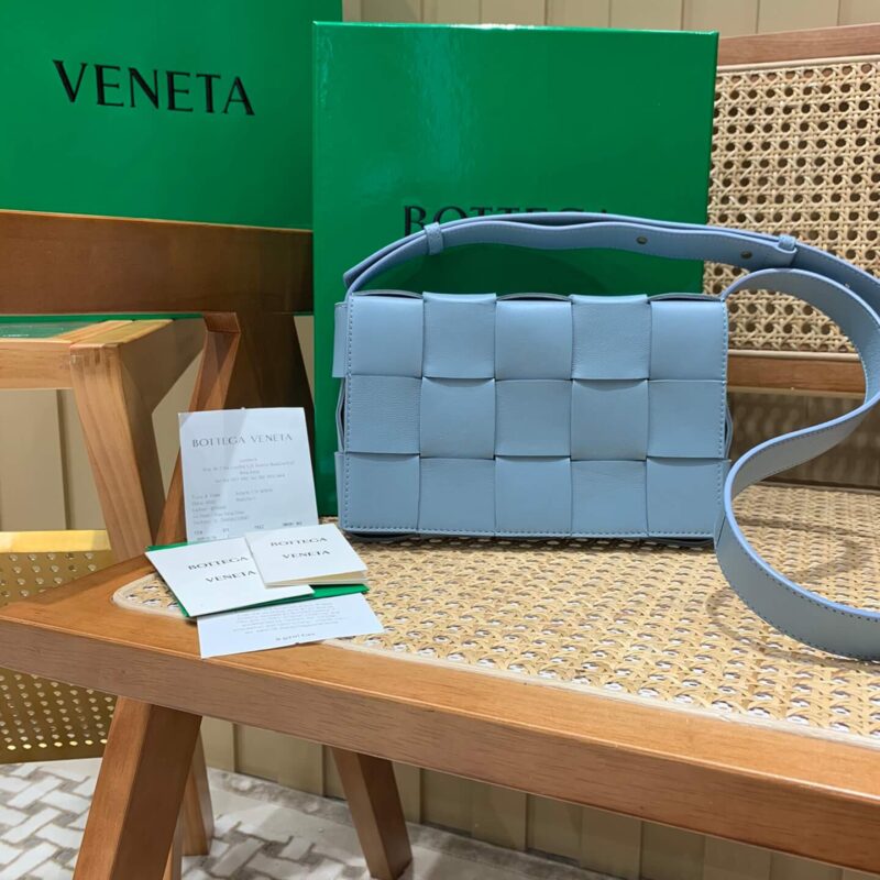 Bottega Veneta CASSETTE 23CM 编织皮革方盒斜挎包 578004冰蓝色