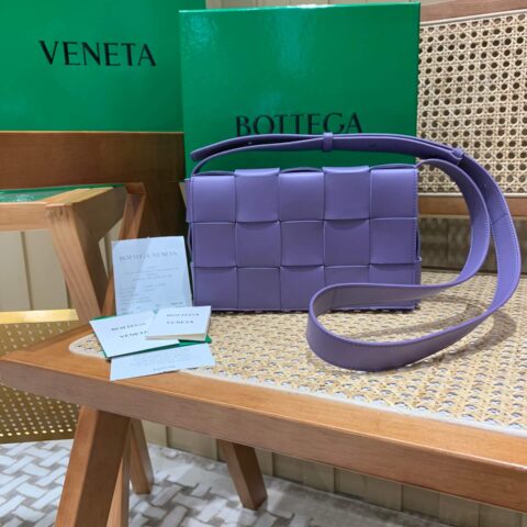 Bottega Veneta CASSETTE 23CM 编织皮革方盒斜挎包 578004薰衣草紫