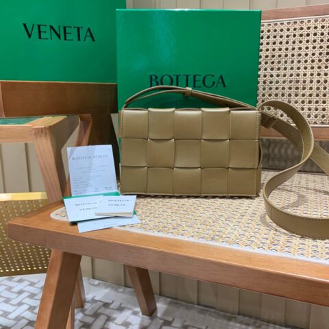 Bottega Veneta CASSETTE 23CM 编织皮革方盒斜挎包 578004芥末色