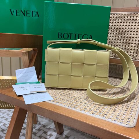 Bottega Veneta CASSETTE 23CM 编织羊皮方盒斜挎包 578004木薯色