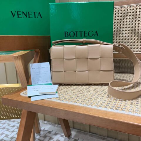 Bottega Veneta CASSETTE 23CM 编织皮革方盒斜挎包 578004杏仁色