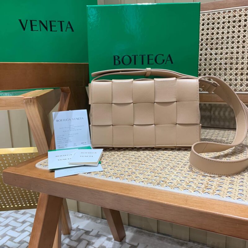 Bottega Veneta CASSETTE 23CM 编织皮革方盒斜挎包 578004杏仁色