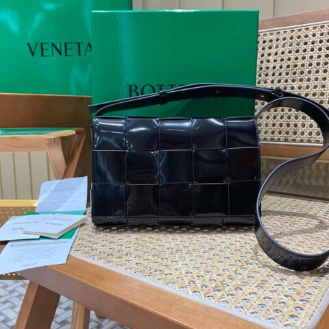 Bottega Veneta CASSETTE 23CM 编织漆皮方盒斜挎包 578004黑色