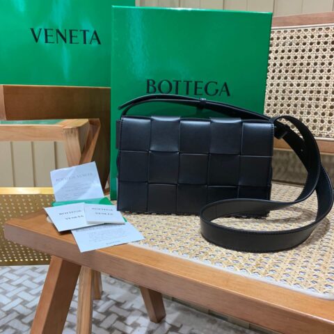 Bottega Veneta CASSETTE 23CM 编织皮革方盒斜挎包 578004黑色