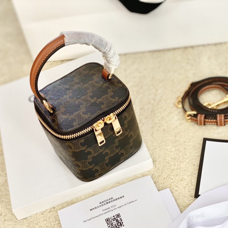 CELINE赛琳22新款迷你标志牛皮革小盒子包10J762