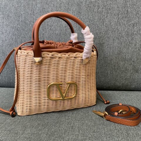 Valentino华伦天奴皮革饰边和金色VLogo标牌篮子包