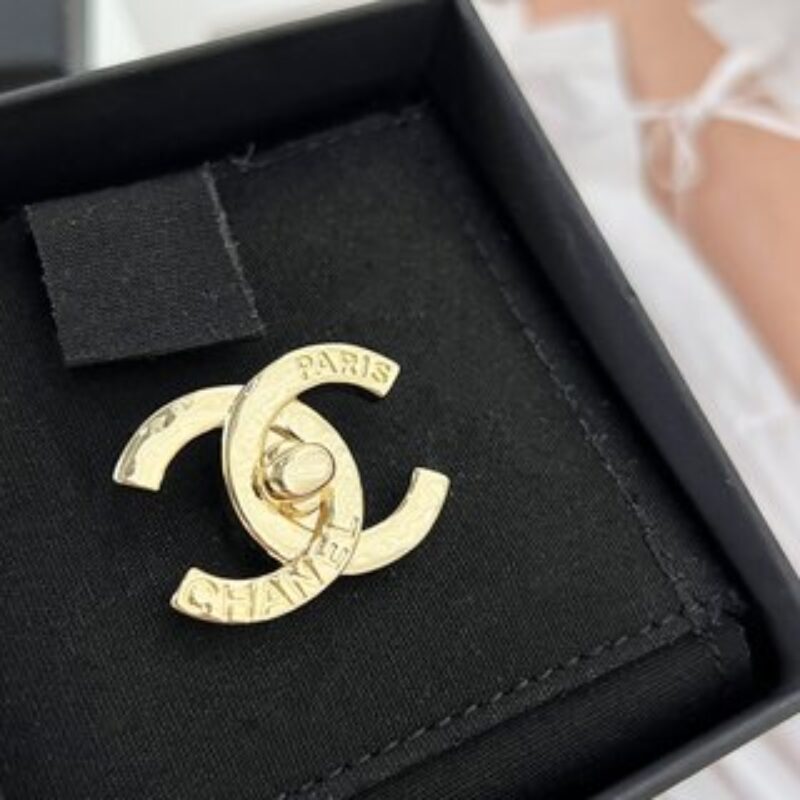 新款☑️CHANEL香奈儿金色双c胸针