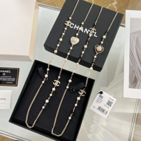 新款☑️CHANEL香奈儿双c桃心黑白钻毛衣链项链
