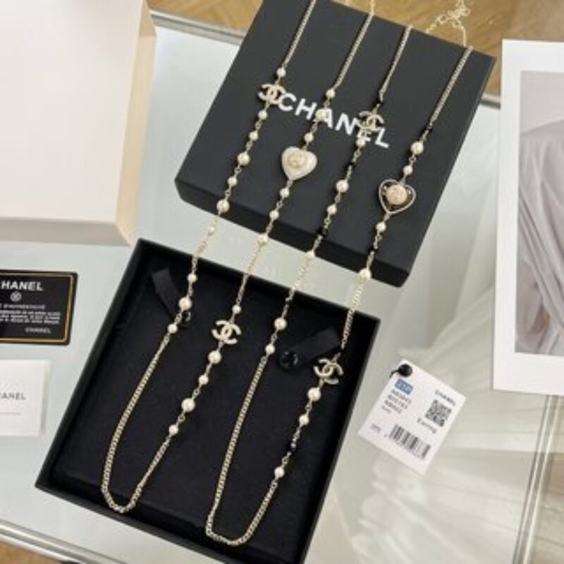 新款☑️CHANEL香奈儿双c桃心黑白钻毛衣链项链