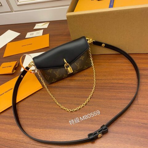 LV M80559 PADLOCK ON STRAP BAG