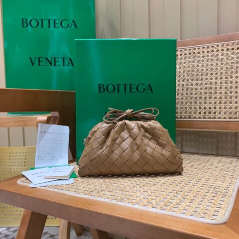 Bottega Veneta THE MINI POUCH 22CM 编织云朵包 585852焦糖色