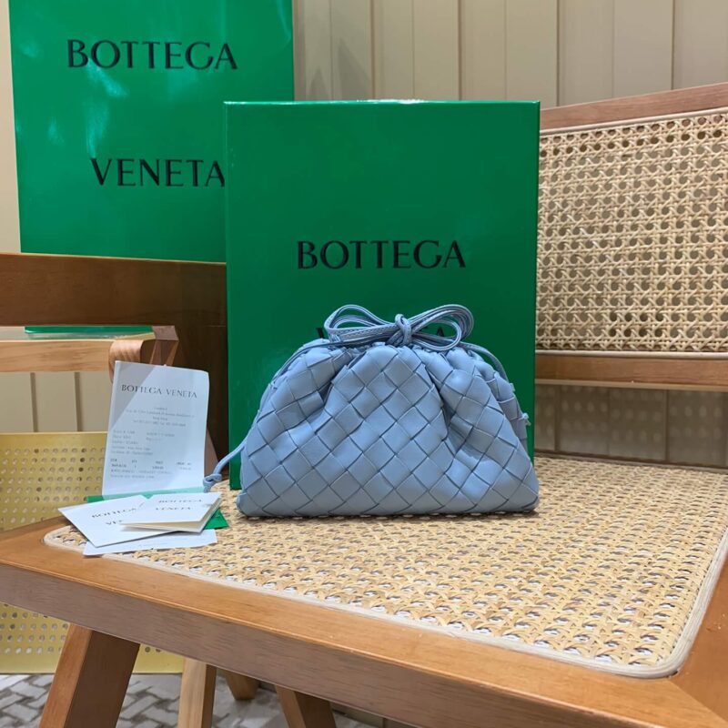 Bottega Veneta THE MINI POUCH 22CM 编织云朵包 585852冰蓝色