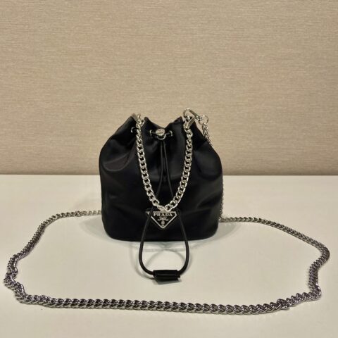 PRADA普拉达进口尼龙材质mini水桶包1BH612