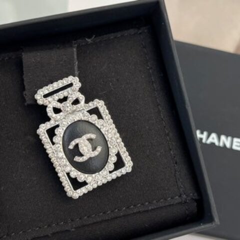 新款☑️CHANEL香奈儿 双c 满钻香水瓶胸针