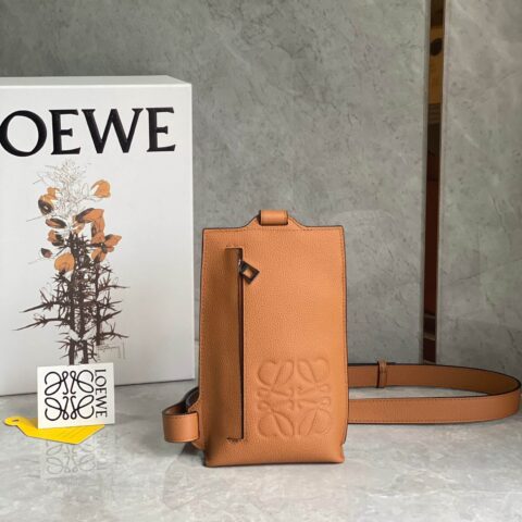 LOEWE罗意威 牛皮粒面垂直T型小包手机包 0661棕色