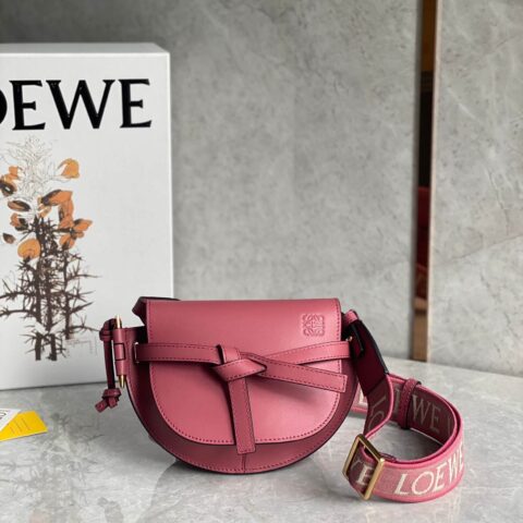 LOEWE罗意威 字母寛肩带Gate马鞍包 0672少女粉