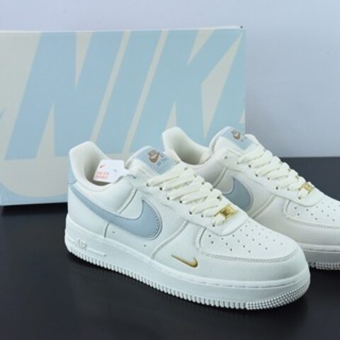 Air Force 1’07 Low QS"Sail/Light Blue/Gold"空军一号经典低帮百搭休闲运动板鞋“帆布米白浅蓝迷你双钩子”货号MN5696-009