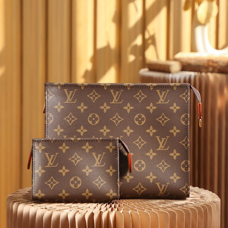 LV M81412 TOILETRY POUCH ON CHAIN 二合一洗漱包