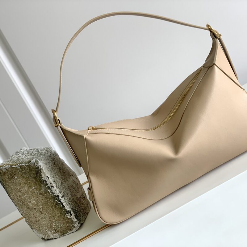 CELINE赛琳秋冬系列秀款Romy牛皮手袋197443