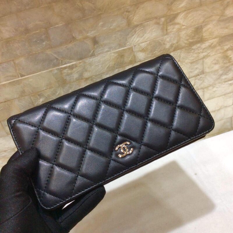 CHANEL 经典进口羊皮二折钱夹 A50099黑色/银扣