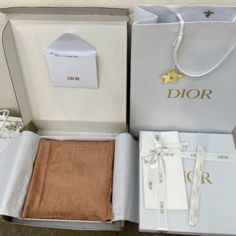 Dior迪奥软软糯糯绒毛材质羊绒方巾