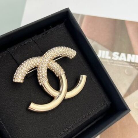 新款☑️CHANEL香奈儿双c半钻胸针