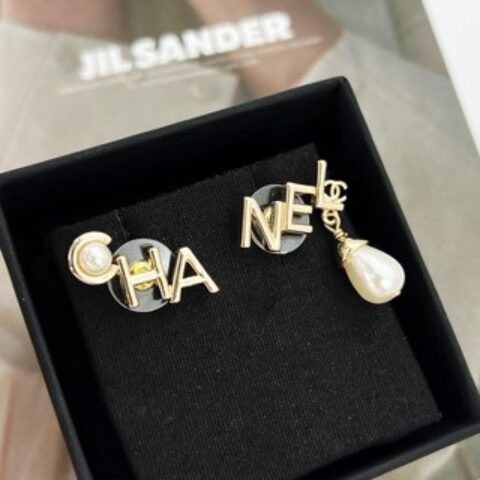 新款☑️CHANEL香奈儿双c不对称字母珍珠耳钉耳环