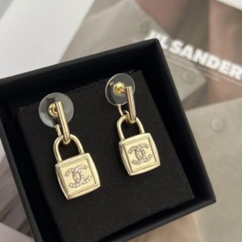 新款☑️CHANEL香奈儿金色双c锁头耳钉耳环
