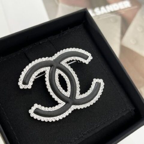 新款☑️CHANEL香奈儿双c黑皮满钻胸针