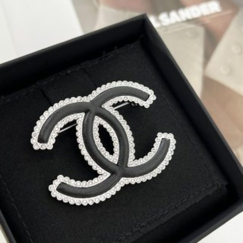 新款☑️CHANEL香奈儿双c黑皮满钻胸针