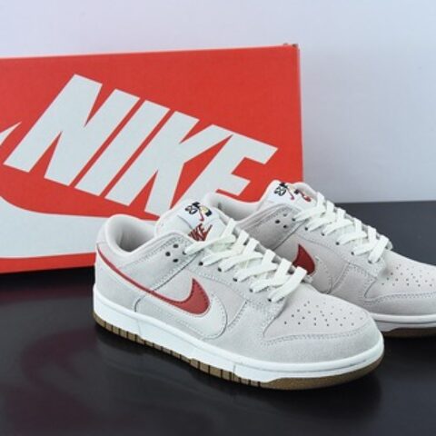 Nike SB Dunk Low 灰白红 双层Swoosh低帮休闲运动鞋  货号： DO9457-100