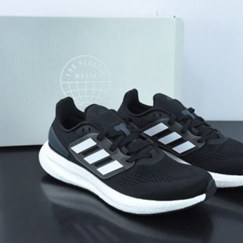 AD  Pureb Boost hd Wnte U MEN 全新配色 UB8.0 黑白男女同款运动鞋 货号：GZ5174