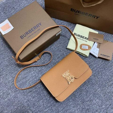 Burberry巴宝莉粒纹皮革TB 专属标识锁扣包