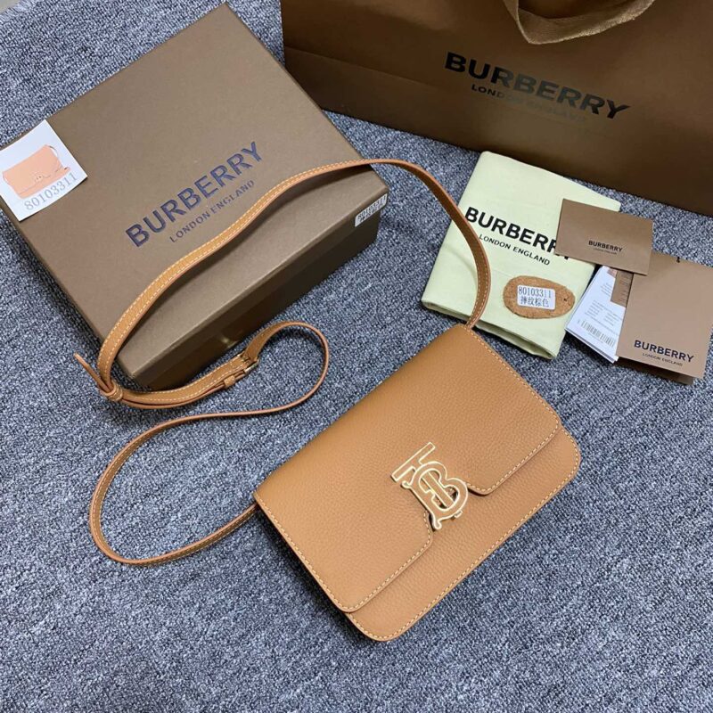 Burberry巴宝莉粒纹皮革TB 专属标识锁扣包