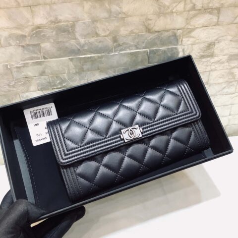 Chanel 原厂绵羊皮两折钱包  A80283黑色/银扣