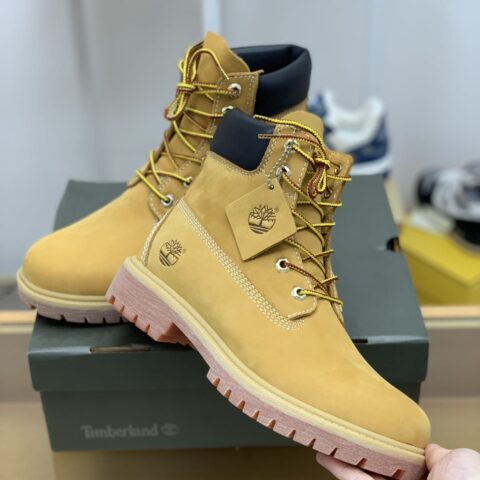 Timberland  采用米黄色磨砂皮，并以白色缝线和侧边烫印字母情侣款靴子