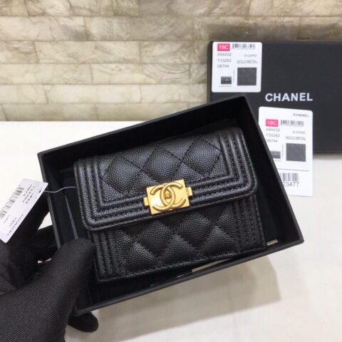 CHANEL 细球牛皮迷你Boy短三折钱夹 A84432黑色/金扣