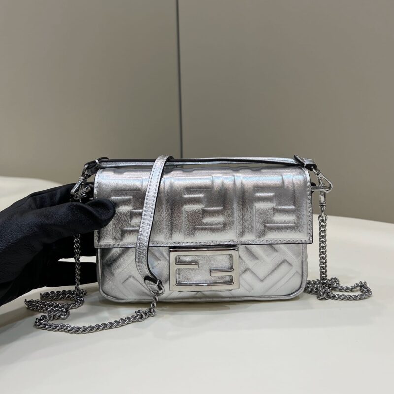 FENDI芬迪经典款法棍翻盖斜挎手提包0135S