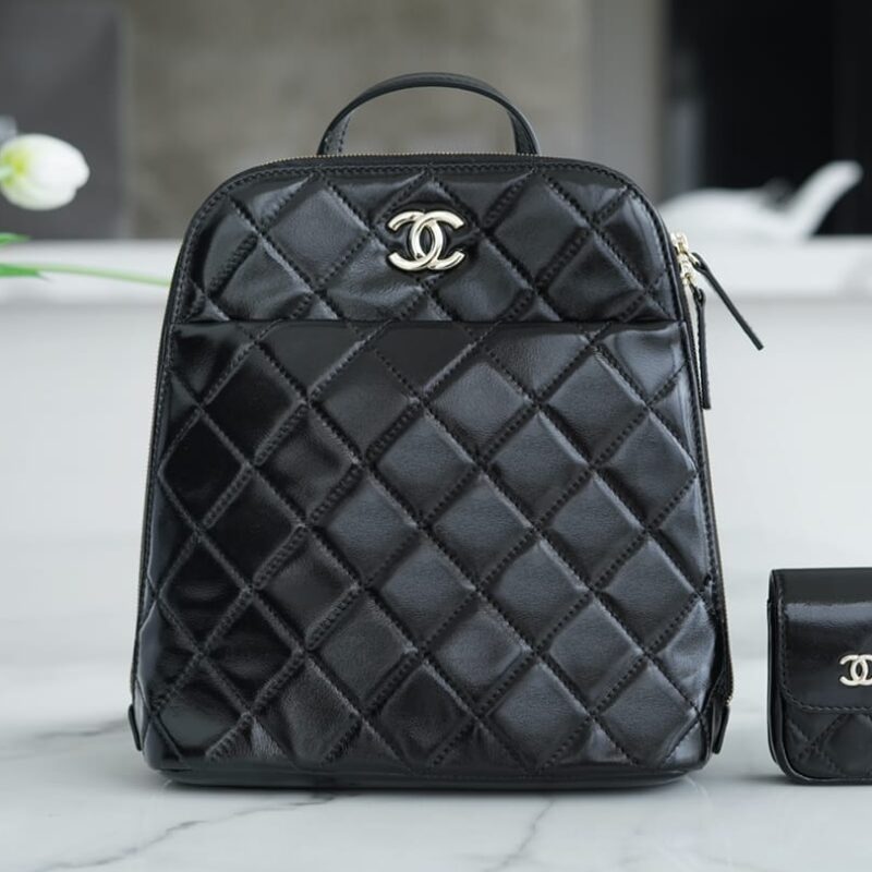 CHANEL 22A 手工坊新款亮面牛皮双肩包 AS3332