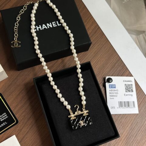 新款☑️CHANEL香奈儿珍珠衣架包项链